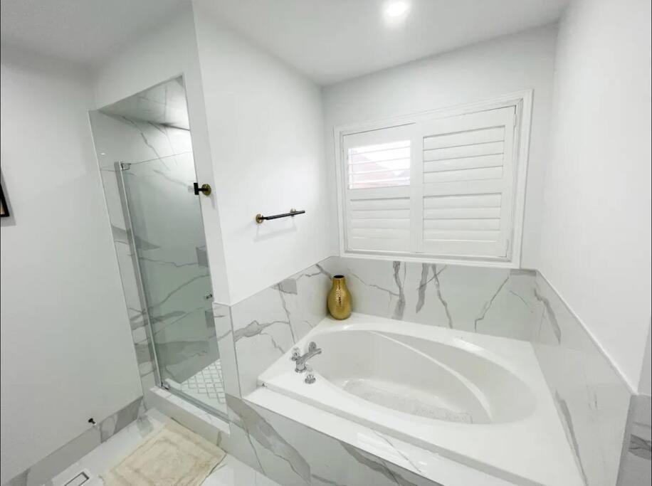 Elegant & Luxurious 3 Bedroom Home Mississauga Exterior photo